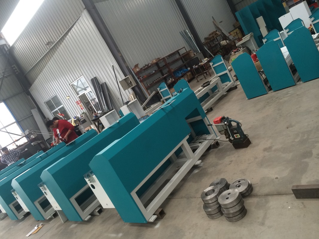 The LJTB01 butyl extruder machine is used for spreading aluminum spacer frames evenly with hot melt butyl.