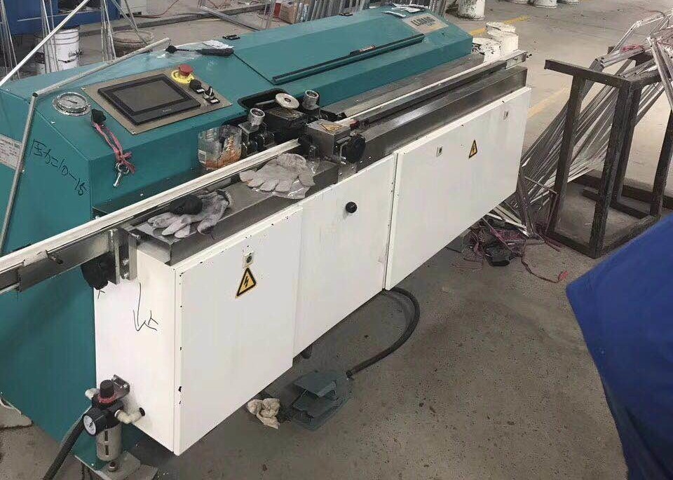 The LJTB01 butyl extruder machine is used for spreading aluminum spacer frames evenly with hot melt butyl.