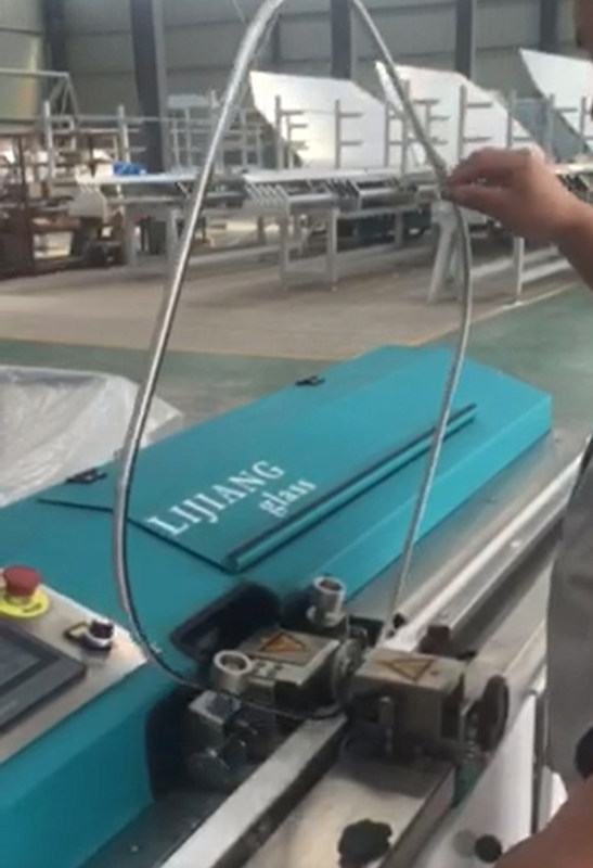 The type of LJTB01 butyl extruder machine is used for spreading aluminum spacer frames evenly with hot melt butyl.