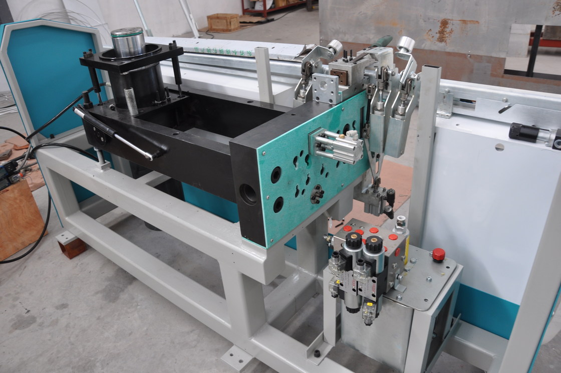 The type of LJTB01 butyl extruder machine is used for spreading aluminum spacer frames evenly with hot melt butyl