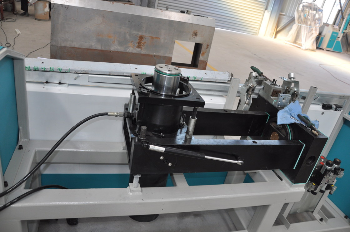 The type of LJTB01 butyl extruder machine is used for spreading aluminum spacer frames evenly with hot melt butyl